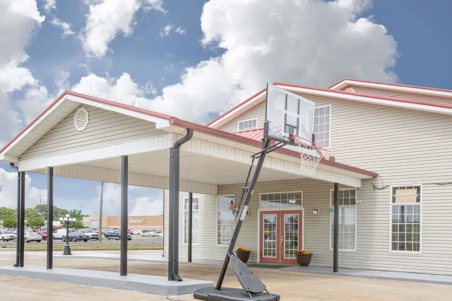 Super 8 by Wyndham Talladega AL hotel detail image 2