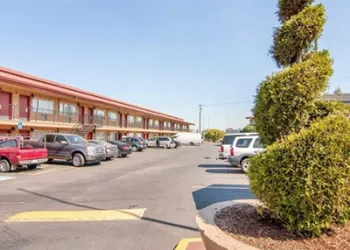 Quality Inn & Suites Airport hotel thumbnail 2