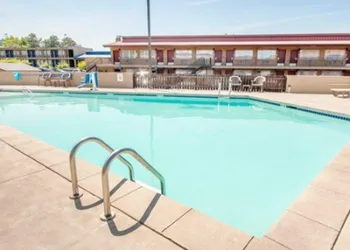 Quality Inn & Suites Airport hotel thumbnail 8