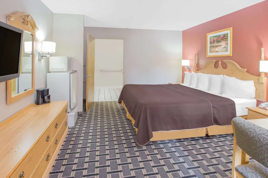 Days Inn & Suites by Wyndham Pine Bluff hotel detail image 6