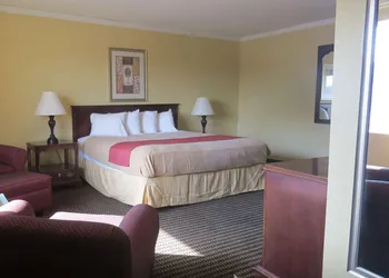Travelodge by Wyndham Stratton hotel thumbnail 2