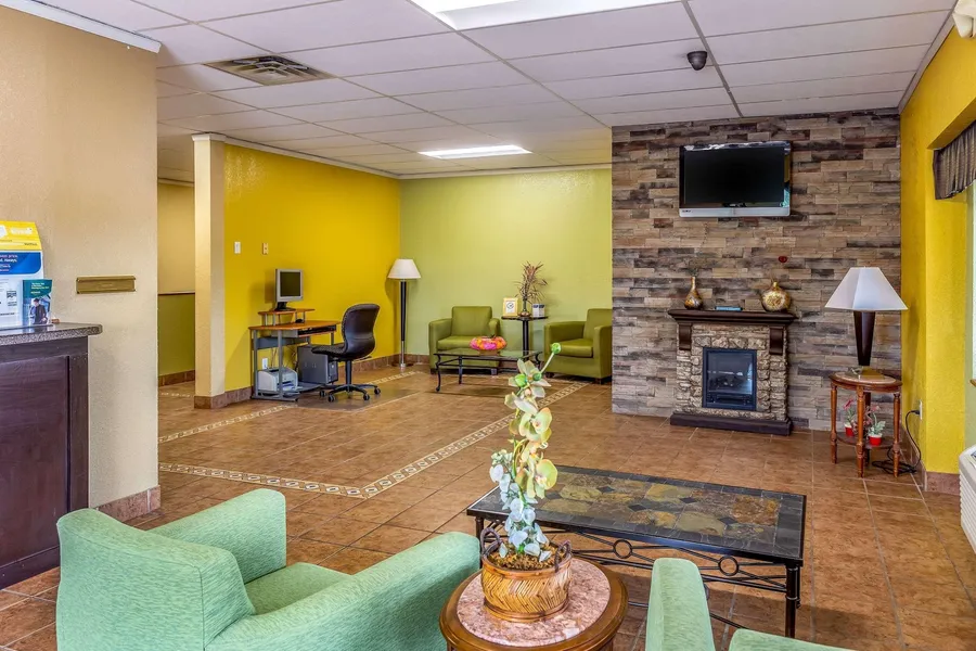 Econo Lodge Inn & Suites Newton hotel detail image 2