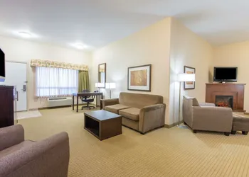 Ramada by Wyndham Wainwright hotel thumbnail 8