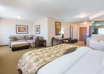 Ramada by Wyndham Wainwright hotel thumbnail 3