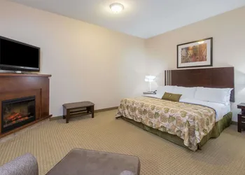 Ramada by Wyndham Wainwright hotel thumbnail 5