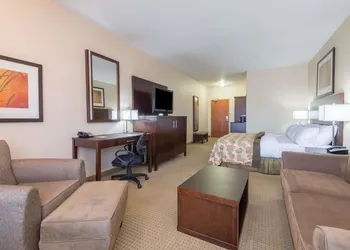 Ramada by Wyndham Wainwright hotel thumbnail 8