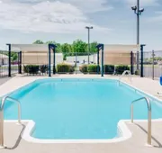 Super 8 by Wyndham Monett hotel detail image 5