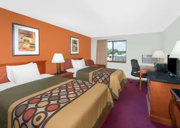 Super 8 by Wyndham Algona hotel thumbnail 3