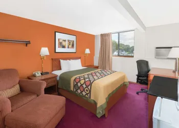 Super 8 by Wyndham Algona hotel thumbnail 4