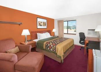 Super 8 by Wyndham Algona hotel thumbnail 5