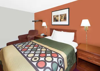 Super 8 by Wyndham Algona hotel thumbnail 6