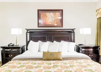 Ramada by Wyndham Olds hotel thumbnail 5