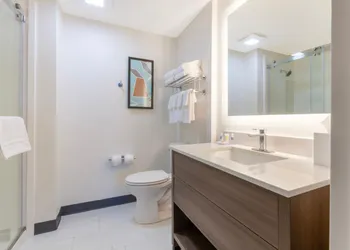 Comfort Inn & Suites hotel thumbnail 6