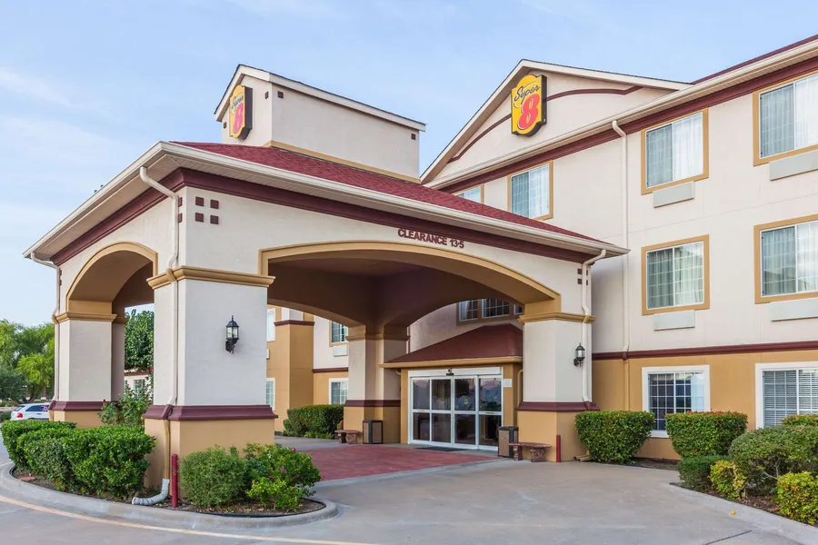 Super 8 by Wyndham Hillsboro TX hotel detail image 2