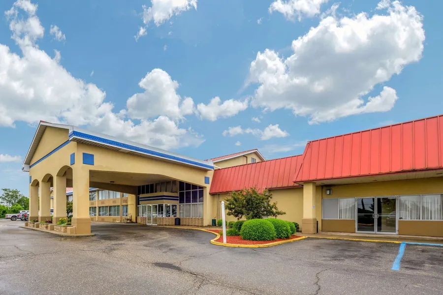 Econo Lodge Inn & Suites Triadelphia - Wheeling hotel detail image 2