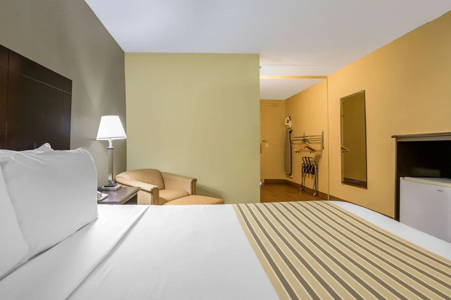 Econo Lodge Inn & Suites Triadelphia - Wheeling hotel detail image 6