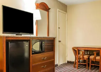 Howard Johnson by Wyndham Montpelier hotel thumbnail 3