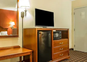 Howard Johnson by Wyndham Montpelier hotel thumbnail 8