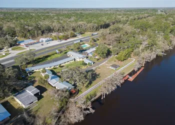 Suwannee Gables Motel and Marina hotel thumbnail 6