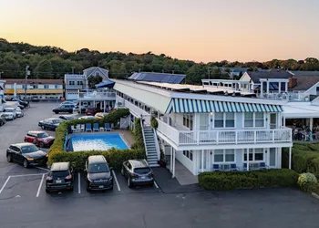 The Edgewater hotel thumbnail 3