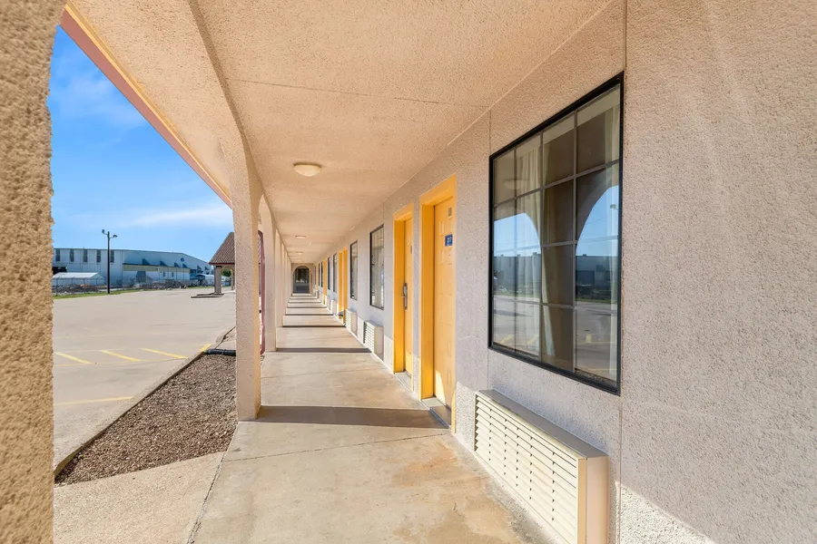 Americas Best Value Inn Bonham hotel detail image 6