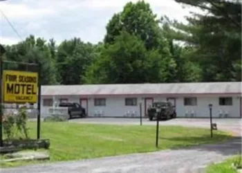 Four Seasons Motel hotel thumbnail 5