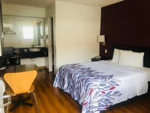 Red Roof Inn Bridgeton hotel thumbnail 2