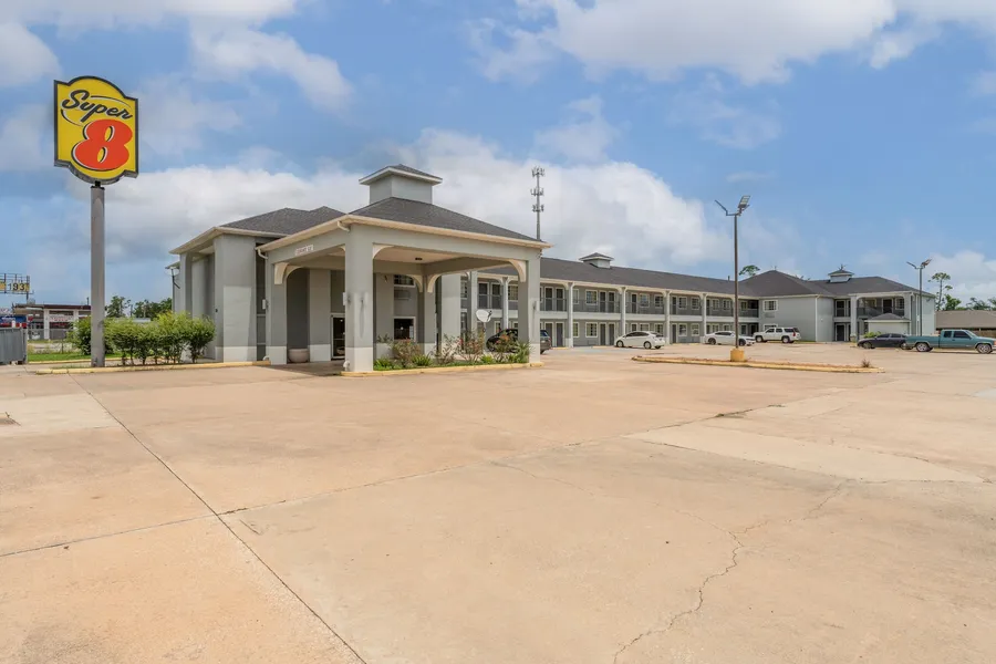 Super 8 by Wyndham Lake Charles Northeast hotel detail image 2