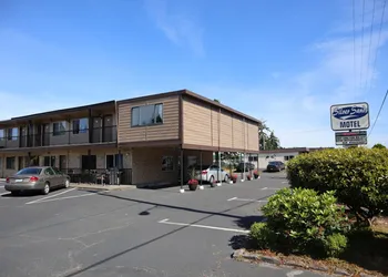 Silver Sands Motel hotel thumbnail 3
