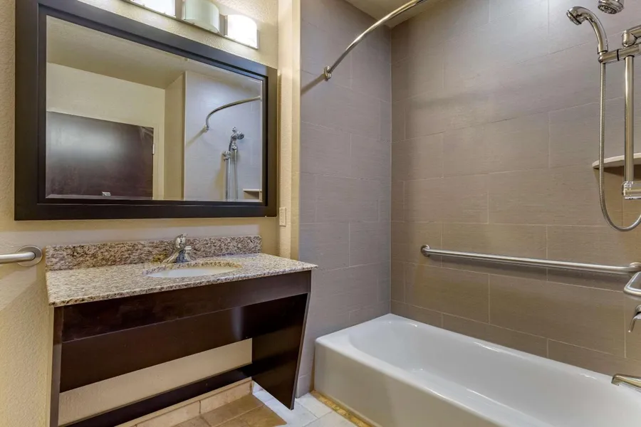 Comfort Inn Bentonville - Crystal Bridges hotel detail image 6