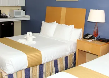 Chart House Suites and Marina hotel thumbnail 4
