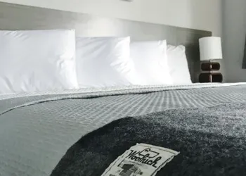 Airport Inn hotel thumbnail 7