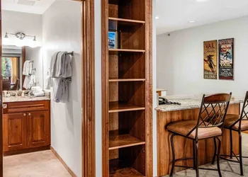 Ski In, Ski Out 1 Bedroom at the Eagle Bahn Gondola in Lionshead hotel thumbnail 5
