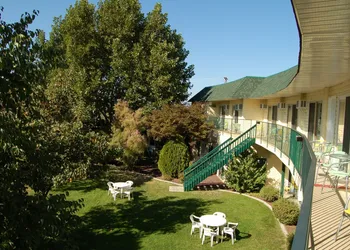 Summerland Motel hotel thumbnail 7
