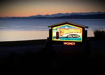 The Cedarwood Inn & Suites hotel thumbnail 4