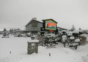 The Cedarwood Inn & Suites hotel thumbnail 5
