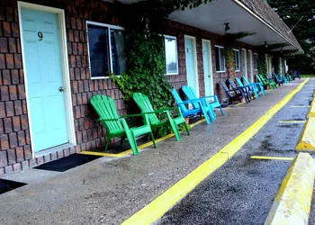 Cedar Lane Motel hotel thumbnail 4