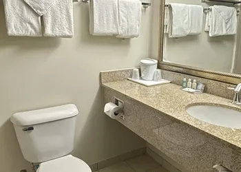 Quality Inn hotel thumbnail 7