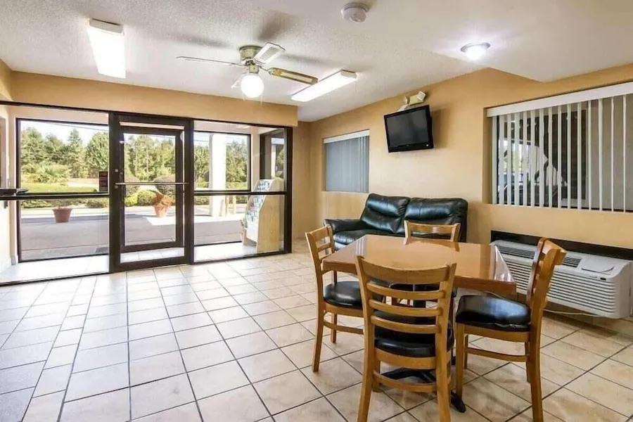 HomeTown Inn & Suites hotel detail image 6
