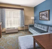 La Quinta Inn & Suites by Wyndham Niagara Falls hotel detail image 5