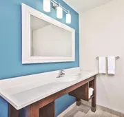 La Quinta Inn & Suites by Wyndham Niagara Falls hotel detail image 7