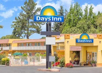 Days Inn by Wyndham King City hotel thumbnail 3