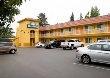 Days Inn by Wyndham King City hotel thumbnail 5