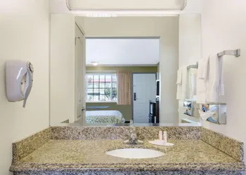 Days Inn by Wyndham King City hotel thumbnail 7