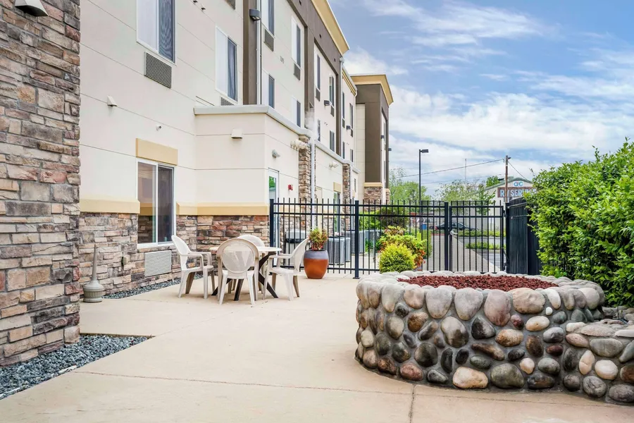 Comfort Suites Redding - Shasta Lake hotel detail image 2