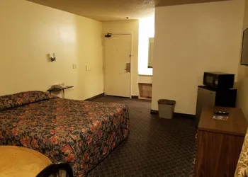 Travel Time Motel hotel thumbnail 8