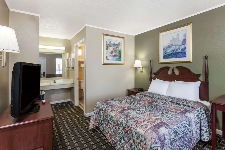 Days Inn by Wyndham Lenoir City hotel detail image 6