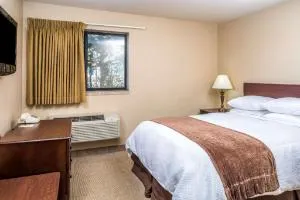 Super 8 By Wyndham St. Regis hotel thumbnail 2
