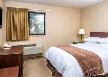 Super 8 By Wyndham St. Regis hotel thumbnail 3