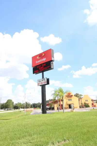 Econo Lodge Inn & Suites Maingate Central hotel detail image 2